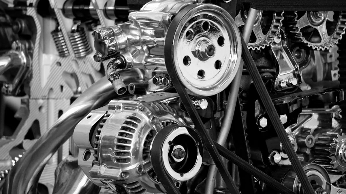 Detailansicht Motor mit sichtbaren Komponenten in der Werkstatt